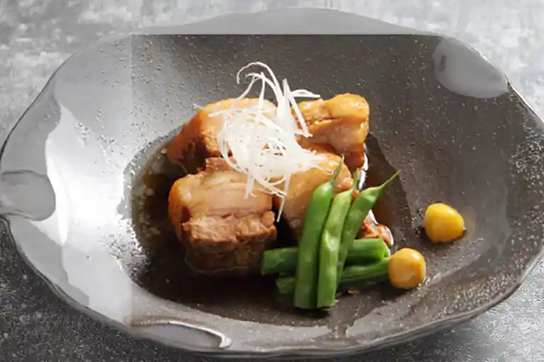 將川越三元豬肉慢燉至軟嫩多汁的角煮（大正藏「八州亭」）